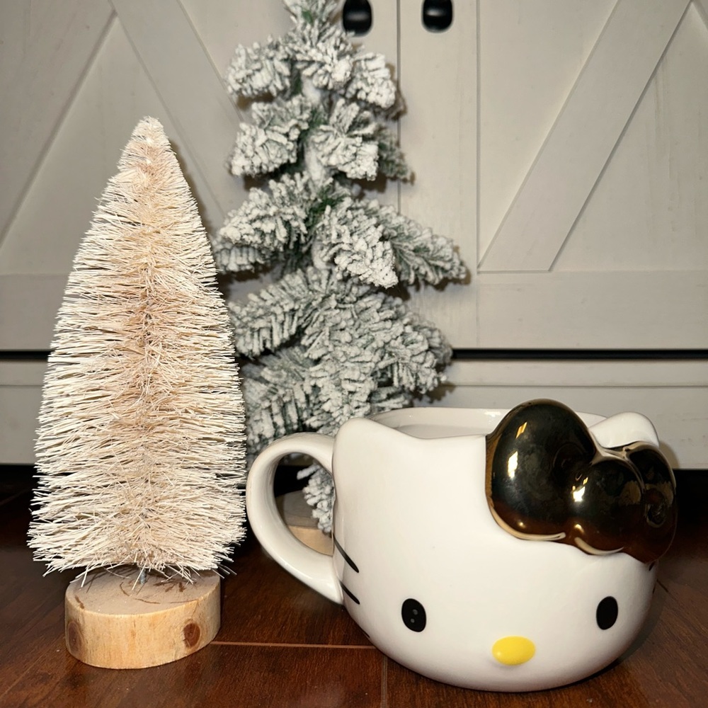 Hello Kitty Gold Bow Mug
